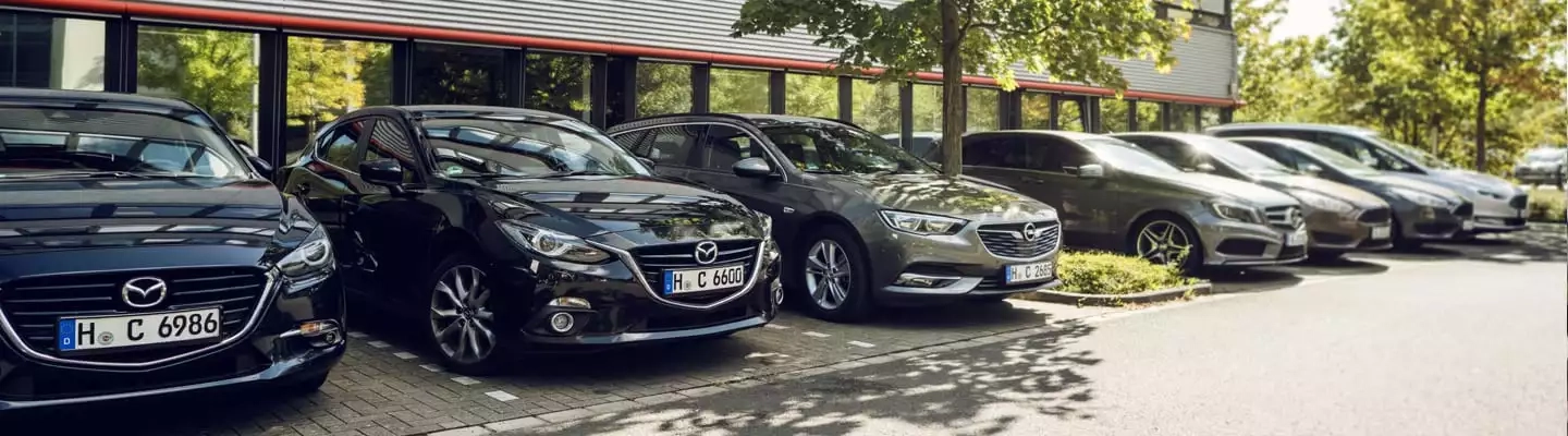 Viele gleiche Autos parken nebeneinander in einer Reihe